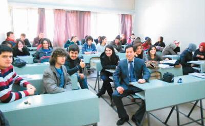 中國僑網(wǎng)劉召明(前排左三)和土耳其埃爾吉耶斯大學(xué)中文系學(xué)生在一起