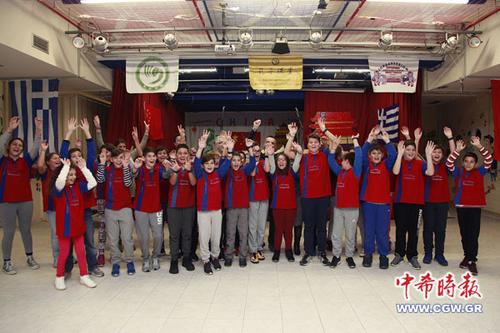 中國(guó)僑網(wǎng)學(xué)生們的合影 (希臘《中希時(shí)報(bào)》)