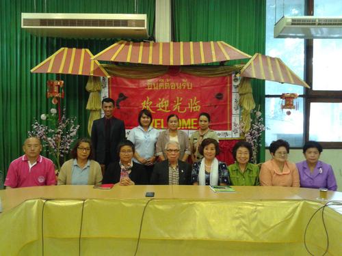 中國(guó)僑網(wǎng)廣肇會(huì)館理事長(zhǎng)何國(guó)忠接見(jiàn)來(lái)訪的何韻主席代表團(tuán)。(泰國(guó)《世界日?qǐng)?bào)》)