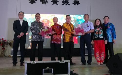 中國僑網(wǎng)巴生啟明華小贈送水果禮籃給嘉賓。(馬來西亞《星洲日報》)