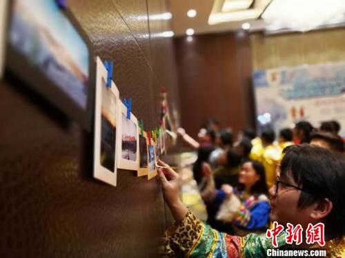 中國(guó)僑網(wǎng)現(xiàn)場(chǎng)掛出營(yíng)員們一路拍攝的圖片 金喬 攝