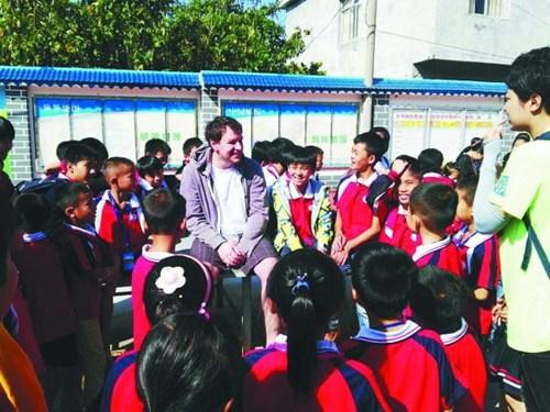 中國(guó)僑網(wǎng)支教中的馬克,向?qū)W生講述白求恩的故事。