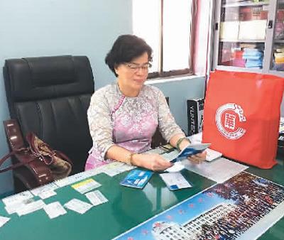 中國僑網(wǎng)圖為曾圓香在辦公。 資料圖片