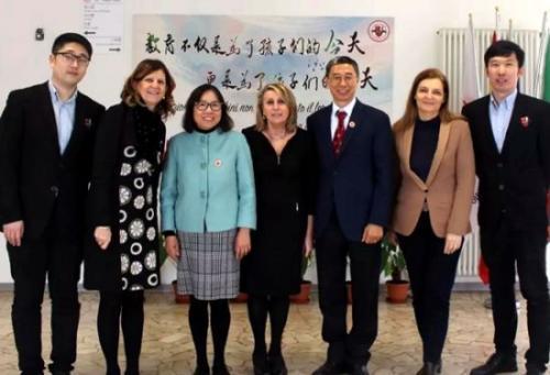 中國(guó)僑網(wǎng)中意國(guó)際學(xué)校教師和威尼托大區(qū)教育局出席研討會(huì)的領(lǐng)導(dǎo)合影。(意大利歐聯(lián)網(wǎng))