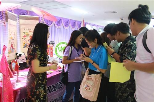 中國僑網(wǎng)中國展臺前簇?fù)碇罅繉W(xué)生