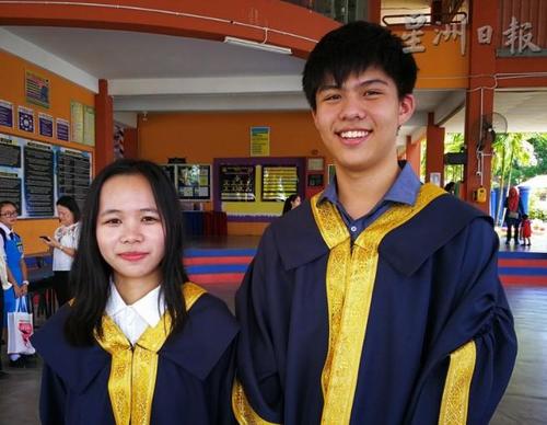 中國僑網(wǎng)馬來西亞古來太子城國中華文科考生合影。(馬來西亞《星洲日報》)