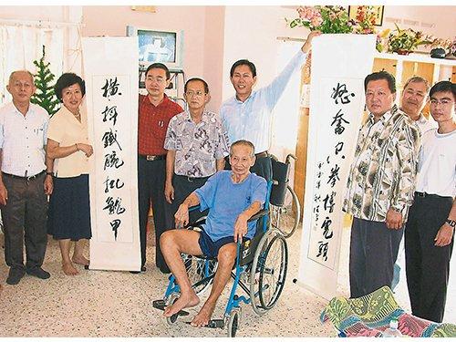 中國僑網(wǎng)資料圖:每逢節(jié)日森州華團(tuán)及華教團(tuán)體都會前往安老院探望黃金龍。(馬來西亞《中國報》圖片)