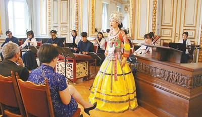 中國僑網(wǎng)中國人民大學(xué)學(xué)生民樂團(tuán)在萊比錫孔院10周年慶典現(xiàn)場表演。 本報(bào)記者 馮雪珺攝