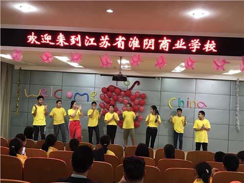 中國僑網(wǎng)營員們與商校志愿者們聯(lián)歡