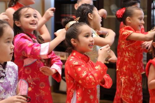 中國(guó)僑網(wǎng)孔子課堂學(xué)生表演茶藝歌曲“以茶會(huì)友”。(美國(guó)《世界日?qǐng)?bào)》)