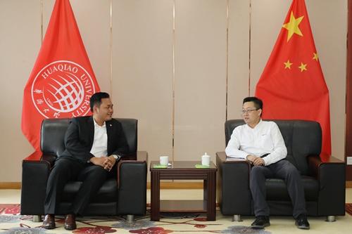 中國僑網(wǎng)徐西鵬與莊禮厚交談。