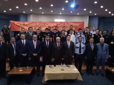 中國僑網(wǎng)合影。(中國駐伊斯坦布爾總領館)