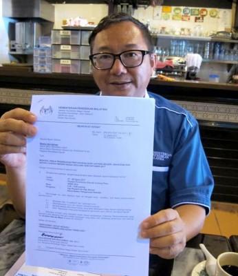 中國(guó)僑網(wǎng)羅永忠出示教育局調(diào)動(dòng)師資的開(kāi)會(huì)函件。(圖片來(lái)源:馬來(lái)西亞光華網(wǎng))