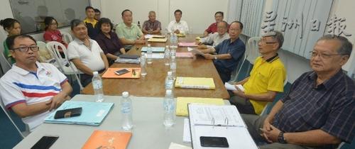中國僑網(wǎng)方天興(坐者左六)主持關中董事會議。(馬來西亞《星洲日報》)