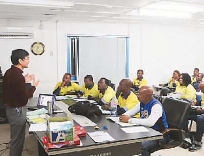 中國(guó)僑網(wǎng)山東鋼鐵集團(tuán)塞拉利昂礦業(yè)公司高級(jí)職員漢語(yǔ)培訓(xùn)課現(xiàn)場(chǎng)