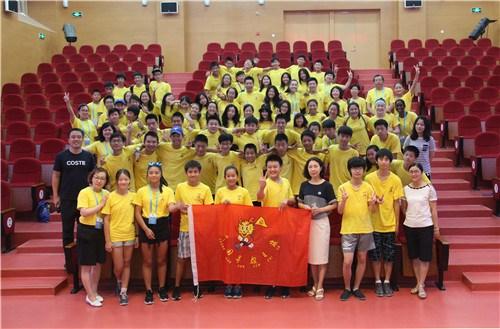 中國僑網(wǎng)集體合影。