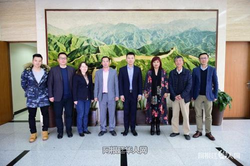 中國僑網(wǎng)使館領(lǐng)導(dǎo)同與會人員合影。(阿根廷華人網(wǎng)/柳軍 攝)