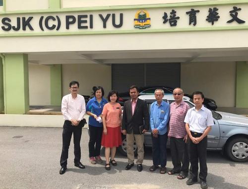 中國(guó)僑網(wǎng)依布拉欣(右四)在母校新建禮堂前留影。(馬來(lái)西亞《星洲日?qǐng)?bào)》)