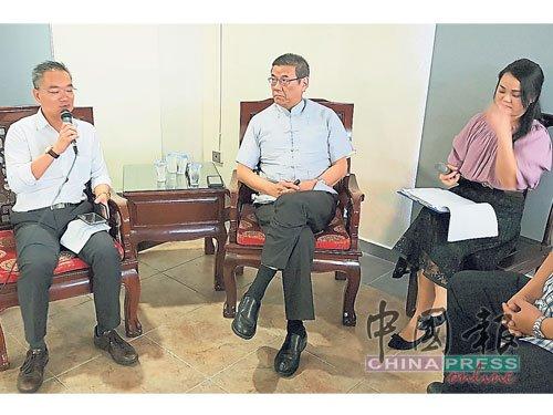 中國僑網(wǎng)邱培棟(左起)與黃先炳為座談會主講人。(馬來西亞《中國報》)