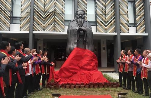 中國僑網(wǎng)馬來西亞沙巴崇正中學舉辦“至圣先師、萬世師表孔子銅像揭幕儀式”。
