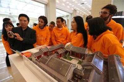 中國(guó)僑網(wǎng)漢語(yǔ)橋俱樂(lè)部會(huì)員參觀體驗(yàn)漢語(yǔ)學(xué)習(xí)AR軟件