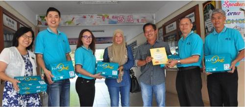 中國僑網(wǎng)阿茲羅斯蘭(右三)及諾拉芝達(中)分別移交A4紙給校方。(馬來西亞《星洲日報》)