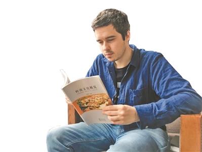 中國僑網(wǎng)俄羅斯小伙瓦夏(《廣州日報》圖 葉碧君)