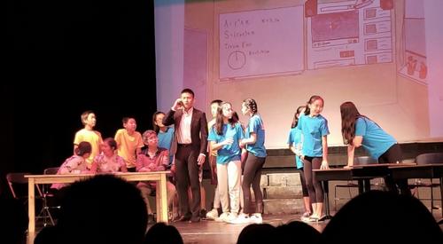 中國僑網(wǎng)話劇“金色少年營”美國首演。(美國《世界日報》/唐嘉麗 攝)