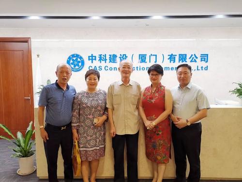 中國僑網(wǎng)與劉梅英局紳博士(右二)開展合作交流。