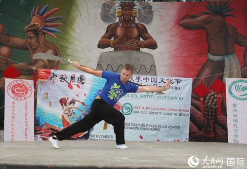 中國僑網(wǎng)來自美國的一位武術愛好者表演武術(人民網(wǎng)記者 劉旭霞攝)