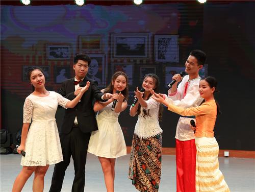 中國(guó)僑網(wǎng)華文學(xué)院“絲路夢(mèng)之隊(duì)”朗誦原創(chuàng)稿件《僑說》 (圖:胡辰潔 林罡宇)