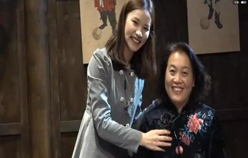 中國僑網(wǎng)手工鞠技藝傳承人杜少霞老師(圖片來源:中國華文教育基金會)