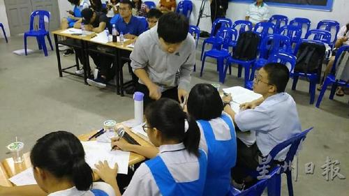 中國僑網(wǎng)劉慶翔教練上場指導。(來源:馬來西亞《星洲日報》)