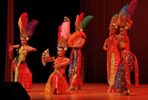 中國(guó)僑網(wǎng)巴厘島舞蹈(記者 劉沛/學(xué)生記者 車(chē)周燕 邢妍)