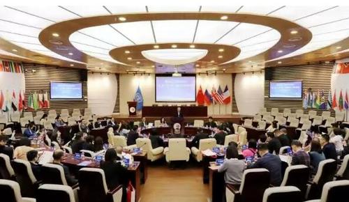 中國(guó)僑網(wǎng)第二屆“一帶一路”與海外華人發(fā)展研修班開(kāi)班儀式現(xiàn)場(chǎng)(圖片來(lái)源:華僑大學(xué)網(wǎng)站)