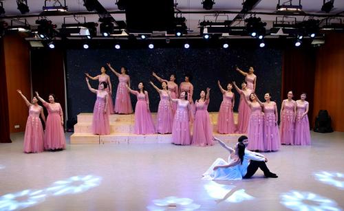 中國僑網(wǎng)女聲小合唱《嘉庚星》(圖片來源:華僑大學(xué)網(wǎng)站)