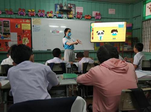 中國僑網(wǎng)黃瑋瑩老師在向泰國學(xué)生示范洗手步驟