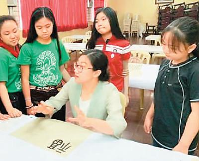 中國(guó)僑網(wǎng)學(xué)生們正在上書(shū)法課(圖片來(lái)源:人民日?qǐng)?bào)海外版)