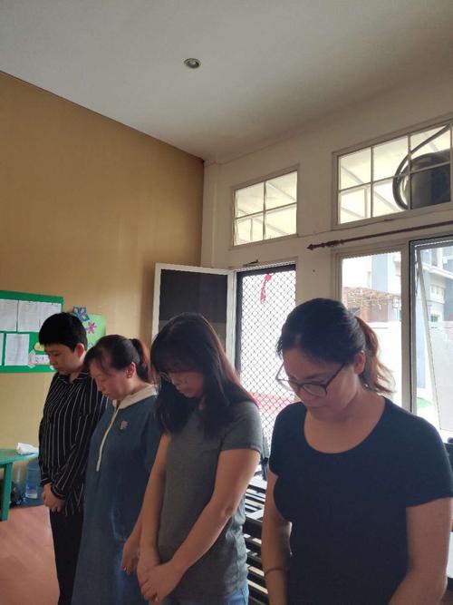 中國(guó)僑網(wǎng)外派教師們集體哀悼。(天津市僑辦供圖)