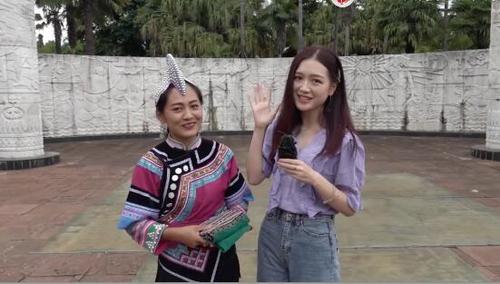 中國僑網(wǎng)外景老師朱晨光(右)和哈尼族姑娘阿布(圖片來源:中國華文教育基金會(huì))