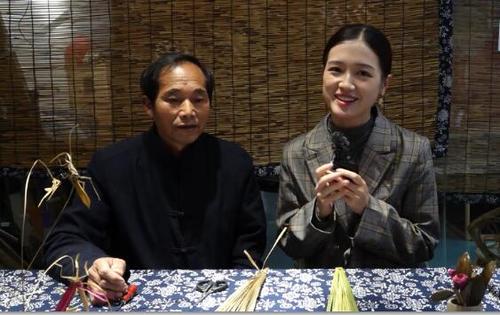 中國僑網(wǎng)外景老師朱晨光(右)和非遺傳承人李祝意老師(圖片來源:中國華文教育基金會)