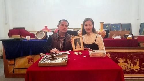 中國(guó)僑網(wǎng)外景老師毋典(右)和麥稈畫傳承人朱順悌(圖片來源:中國(guó)華文教育基金會(huì))