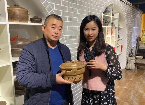 中國(guó)僑網(wǎng)外景老師尚潔(右)和國(guó)家級(jí)非遺平定砂器制作技藝代表性傳承人張宏亮老師(圖片來(lái)源:中國(guó)華文教育基金會(huì))