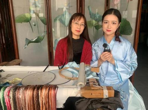 中國僑網(wǎng)高級工藝美術(shù)師錢曉麗老師(左)(圖片來源:中國華文教育基金會)