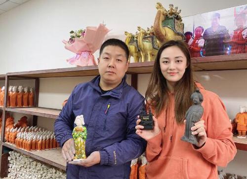 中國僑網(wǎng)外景老師令嬌(右)和西安市非物質(zhì)文化遺產(chǎn)傳承人李朝陽先生(圖片來源:中國華文教育基金會)