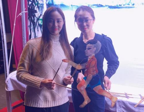 中國(guó)僑網(wǎng)外景老師令嬌(左)與哈爾濱兒童藝術(shù)劇院龍江皮影戲傳承者王沛老師(圖片來(lái)源:中國(guó)華文教育基金會(huì))