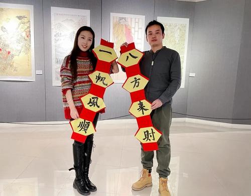 中國僑網(wǎng)外景老師毋典(左)和袁博館長。(圖片來源:中國華文教育基金會)