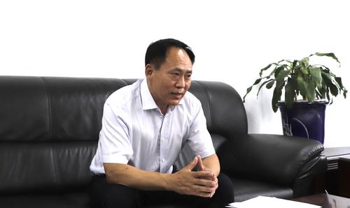 中國僑網(wǎng)圖為中國華文教育基金會秘書長于曉接受中新社記者專訪 李蕙雯 攝