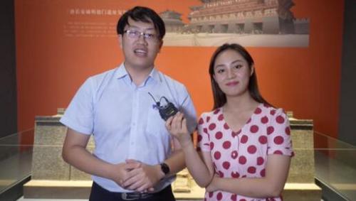 中國(guó)僑網(wǎng)外景老師令嬌(右)和陜西歷史博物館講解員徐大衛(wèi)老師(圖片來(lái)源:中國(guó)華文教育基金會(huì))
