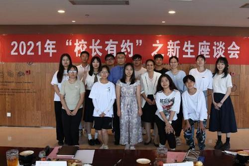 中國僑網(wǎng)新生們與校長合影(圖片來源:華僑大學(xué)網(wǎng)站)